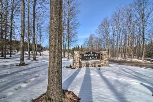 Cozy Boyne Falls Home - Walk to Slopes and Fairways!