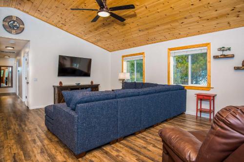 Mountain Cabin with Deck and Hot Tub 1 Mi to Ski - image 2