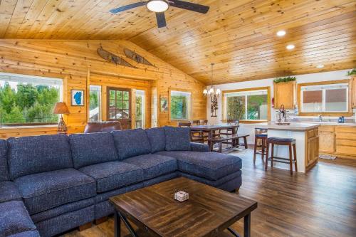 Mountain Cabin with Deck and Hot Tub 1 Mi to Ski - image 3