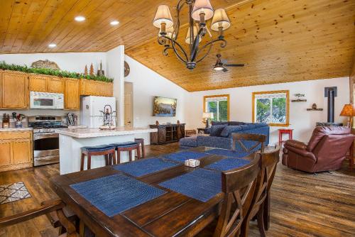 Mountain Cabin with Deck and Hot Tub 1 Mi to Ski - image 6