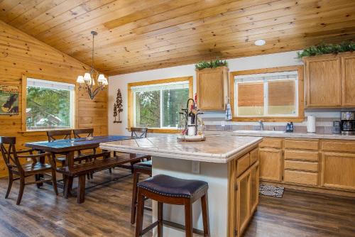 Mountain Cabin with Deck and Hot Tub 1 Mi to Ski - image 7