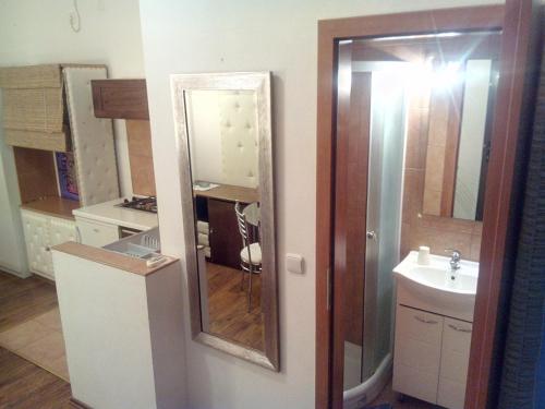 Collins Apartments - image 2