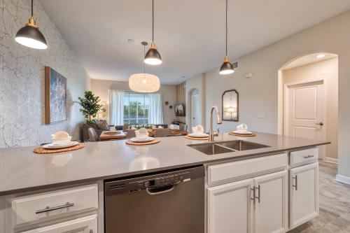 2 bedroom condo with amazing golf view near Disney - image 5
