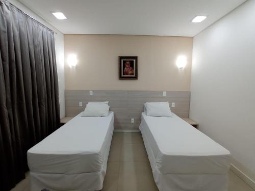 2 twin beds