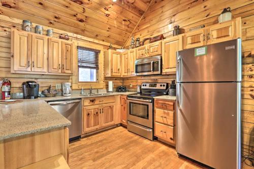 Smoky Mountain Cabin with Game Room and Hot Tub! in Pigeon Forge, USA