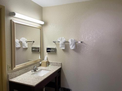 Great Western Inn & Suites - image 3