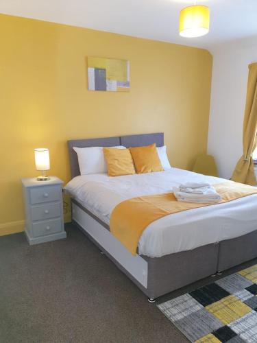 Large 4bed house up to 7beds parking Slough Train Station - image 4