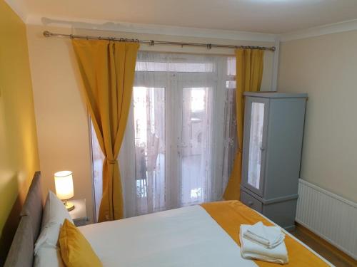 Large 4bed house up to 7beds parking Slough Train Station - image 11