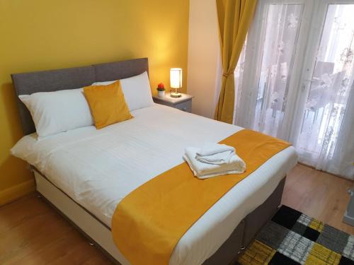 Large 4bed house up to 7beds parking Slough Train Station - image 9