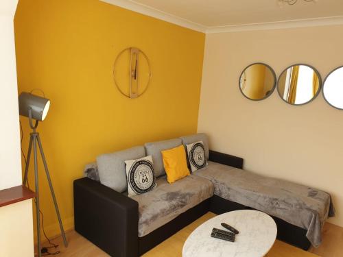 Large 4bed house up to 7beds parking Slough Train Station - image 3