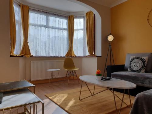 Large 4bed house up to 7beds parking Slough Train Station - image 6