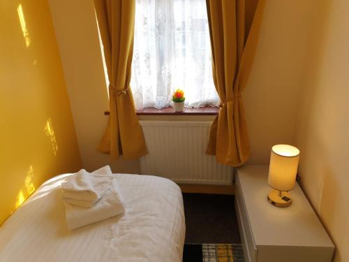 Large 4bed house up to 7beds parking Slough Train Station - image 8
