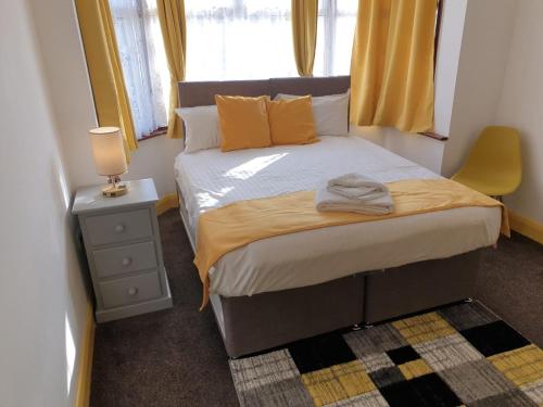 Large 4bed house up to 7beds parking Slough Train Station - main image