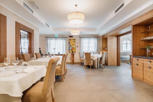 Restaurant, Hotel Chalet del Brenta in Madonna di Campiglio City Center