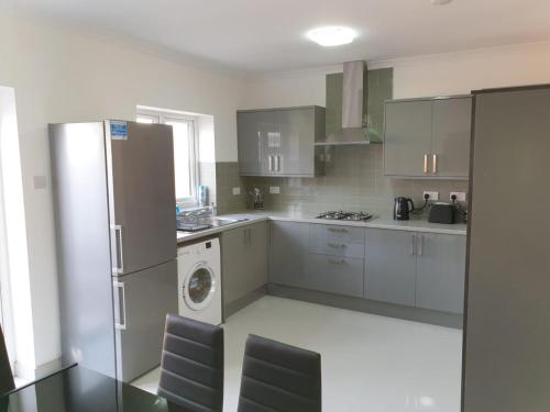 Large 4bed house up to 7beds parking Slough Train Station - image 13