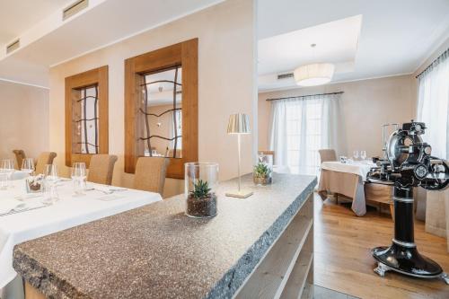 Restaurant, Hotel Chalet del Brenta in Madonna di Campiglio City Center