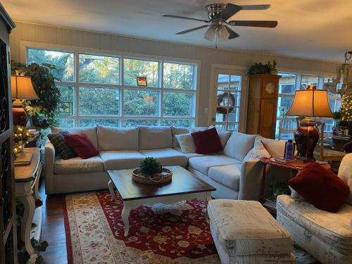 Chic Cottage 1.7 miles to Downtown Highlands in Highlands, USA