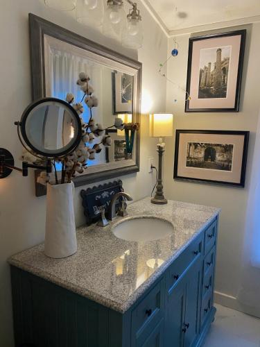 Chic Cottage 1.7 miles to Downtown Highlands in Brevard