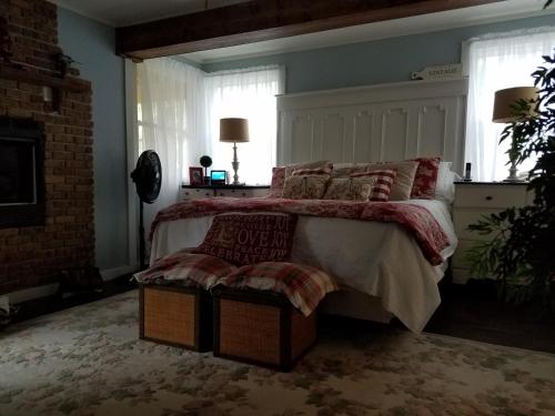 Chic Cottage 1.7 miles to Downtown Highlands in Brevard