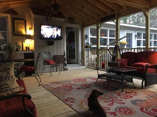 Chic Cottage 1.7 miles to Downtown Highlands in Brevard