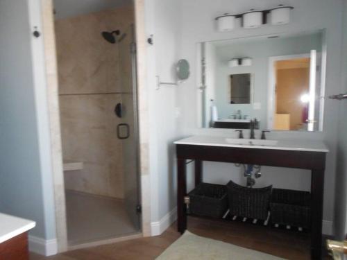 This 3 bedroom 2 Bath home sleeps 6 has everything you need for your vacation! - image 3
