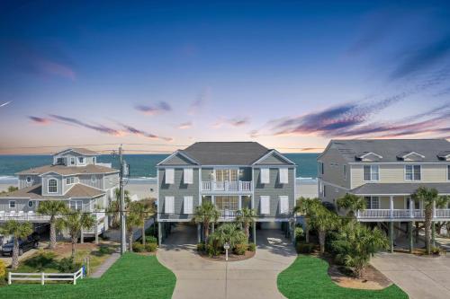 Ocean Breeze - Ocean Front, 7 Bedroom in Myrtle Beach, USA