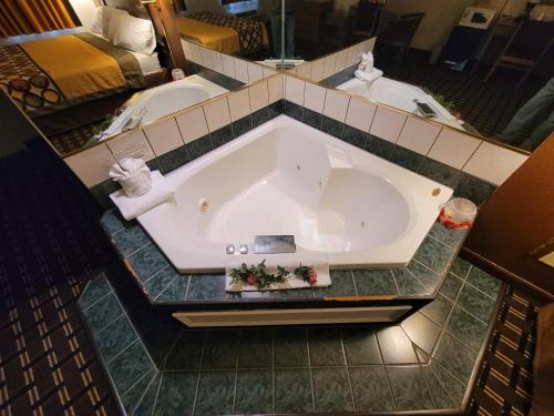 Super 8 by Wyndham Newcomerstown - image 5