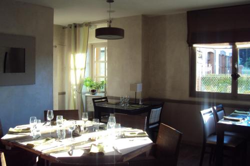 餐廳, 3B之家酒店 (Logis Hotel Les 3B) in 諾爾昂