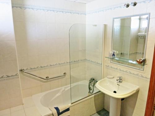Hostal Brisamar - main image