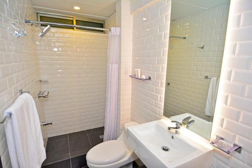 Bathroom, Autentico Hotel in Merced