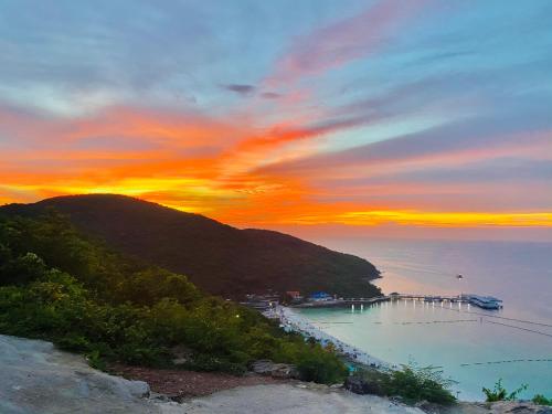 Nearby attraction, Koh Larn White House near Koh Lan