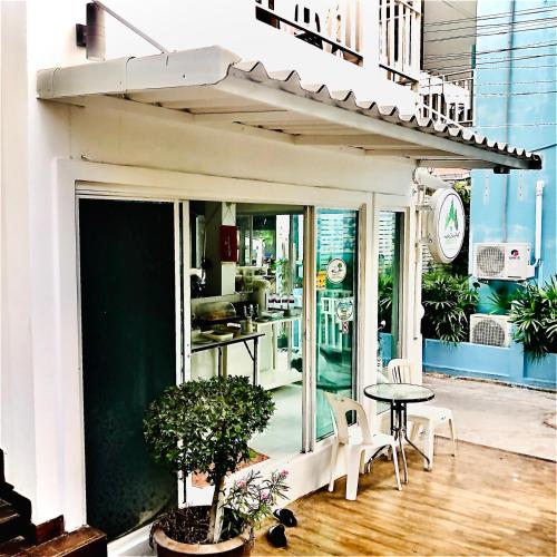 Exterior view, Koh Larn White House near Koh Lan