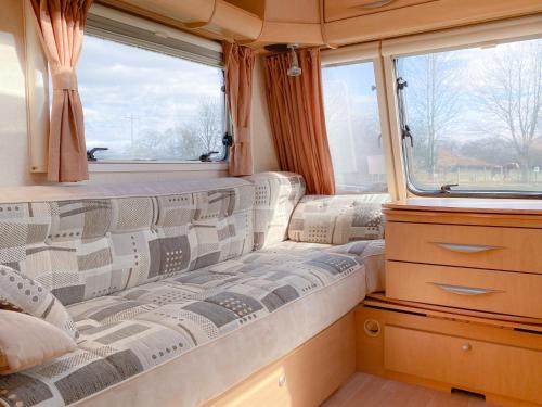 StayZo Large Modern, fully equipped Caravan at family friendly site - with Free Wi-Fi and Parking
