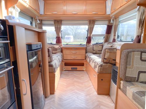 StayZo Quiet Countryside setting - Caravan View With Free Wi-Fi in the Chiltern Hills