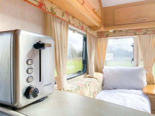 StayZo Caravan - with great access to local attractions - With Free Wi-Fi in the Chiltern Hills