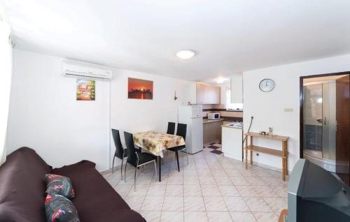  Apartment in Vir with Terrace, Air conditioning, Wi-Fi (4633-1), Ferienwohnung in Vir