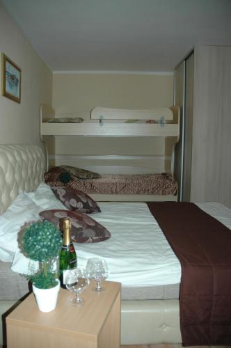 1 king bed, 1 bunk bed