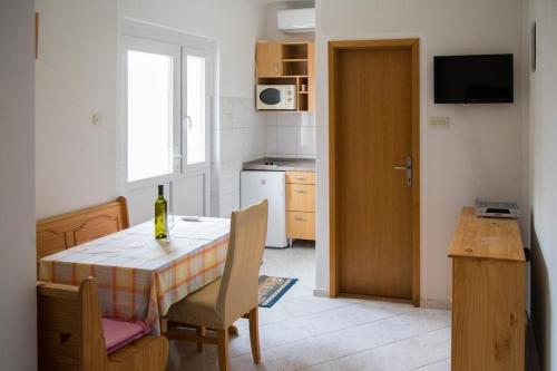 Apartment in Vodice with balcony, air conditioning, WiFi, washing machine (4266-1)