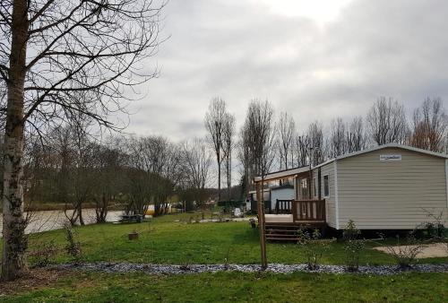 Fully equipped mobile homes at the Domaine de Dugny campsite