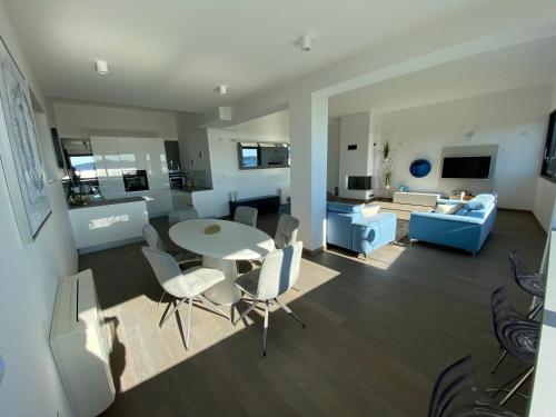 The View Luxury Residence with Pool - image 11