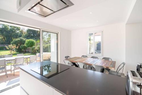 Magnifique maison moderne, authentique & équipée (Trampo, Babyfoot, PingPong...) gîte à louer La Plage d'Aytré