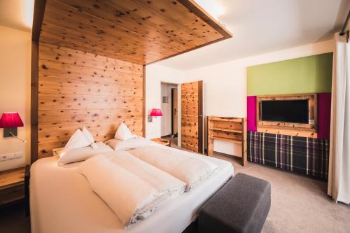 1 king bed, 1 sofa bed