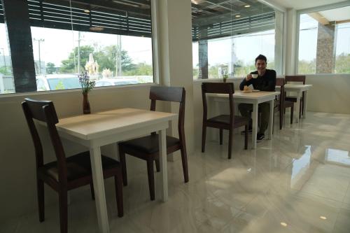 餐廳, 夏洛特智慧酒店-華富里 (The charlotte smart hotel lopburi) in 華富里