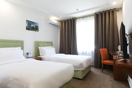 2 twin beds