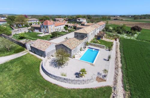 . The Courtyard Gites en Charente Charmant Avec Piscine et WIFI Parfait en Famille ou En Couple