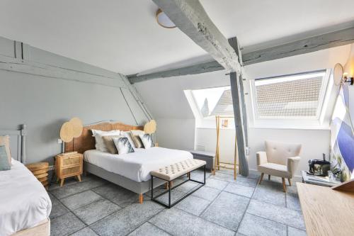 1 double bed, 1 twin bed