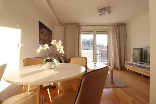 Brilliant View Balcony Home, Modern, Stylish and optional Parking in Wien, Österreich