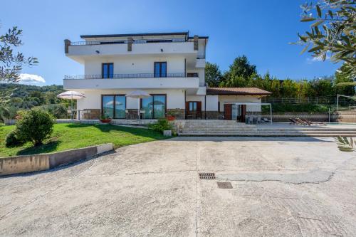 6 bedrooms villa with private pool enclosed garden and wifi at Caiazzo