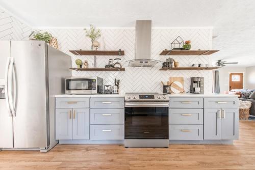 Charming and Spacious Home Great for Group Getaway in Jonesboro, USA