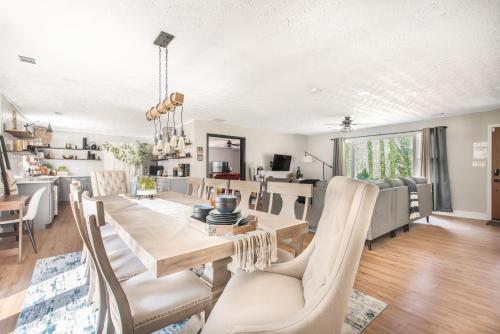 Charming and Spacious Home Great for Group Getaway in Jonesboro, USA